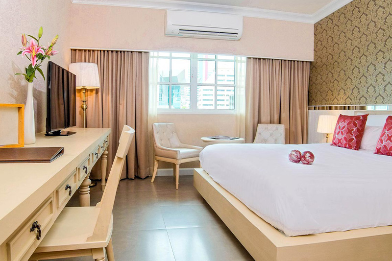 The Raya Surawong: hotel near R3 Life Wellness