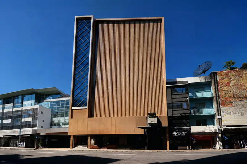 The Raya Surawong: hotel near R3 Life Wellness
