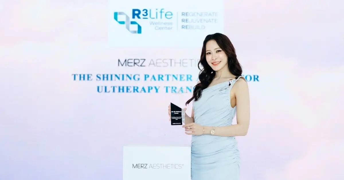 Dr. Thanyalak Gaeosuksai holding the Ulthera Transducer 2025 award beside the Ultherapy machine at R3 Life Wellness Center