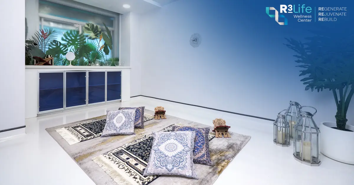 غرفة صلاة مخصصة للمرضى المسلمين في R3 Life Wellness Center، مفروشة بسجادات صلاة وحوامل مصحف وفوانيس