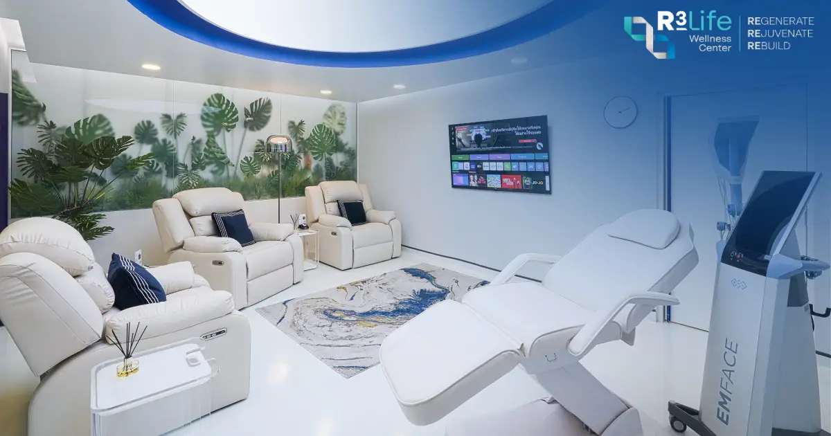 غرفة علاجات تجميلية في R3 Life Wellness Center تضم كراسي استرخاء وجهاز Emface
