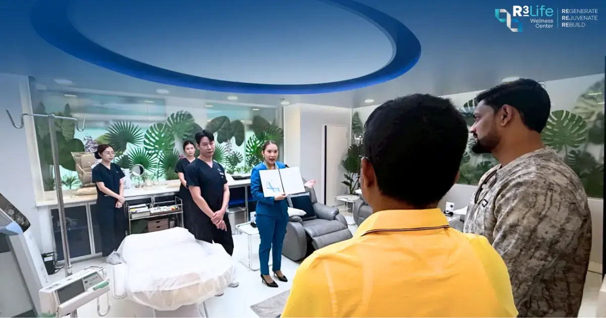 إحدى أعضاء فريق R3 Life Wellness Center تقدّم عرضًا تعريفيًا لزوّار الوفد داخل غرفة علاج مجهّزة